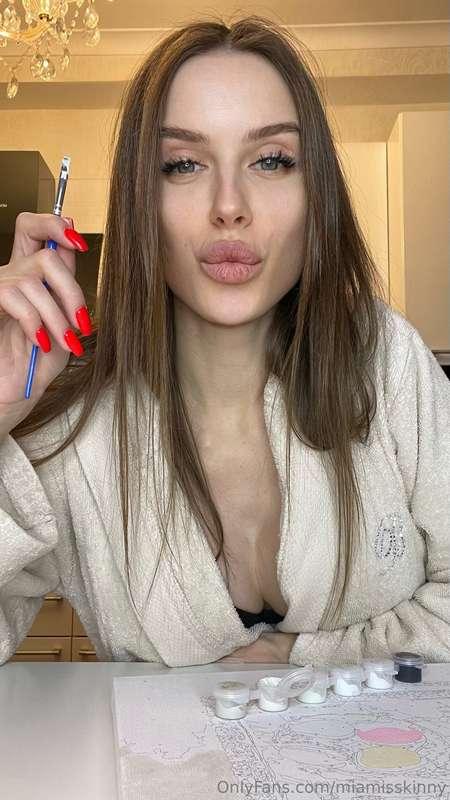 🌟 How about you paint me a picture with just your words? 🎨💋I..