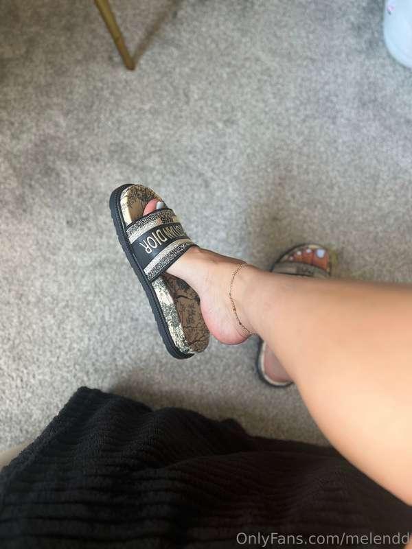 Who loves my feet in these sandals 🖤