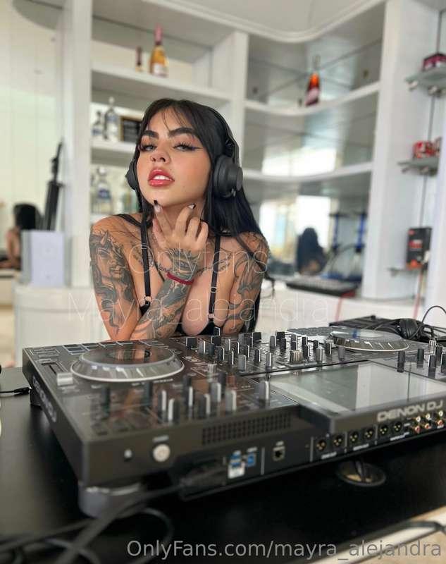 Feliz martes este fin de semana fui una DJ muy atrevida 😈 al..