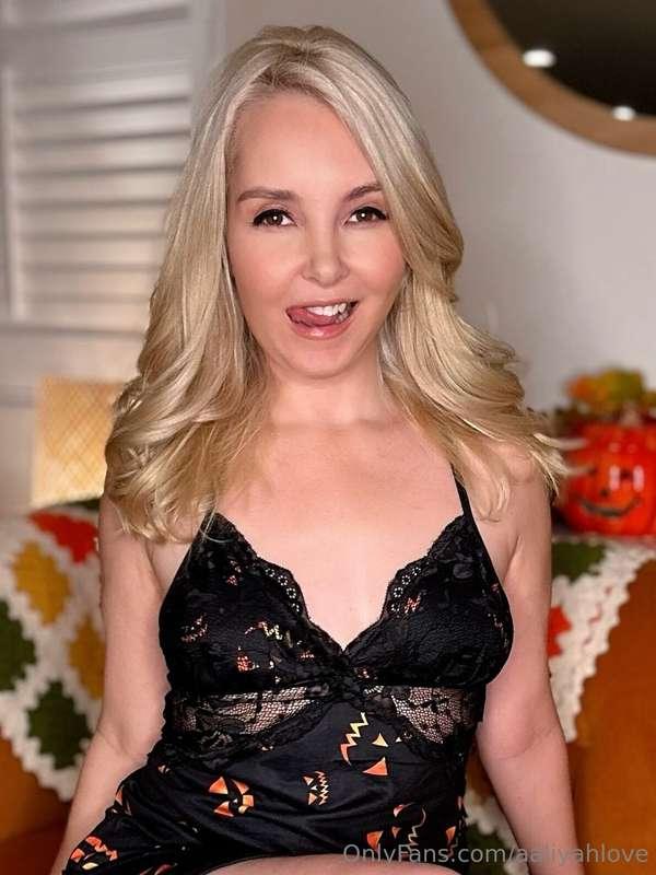 Have you seen my naughty Halloween dildo solo? 👀👻