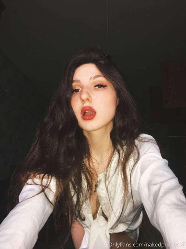 I love red roses so much, it's the same color as my lips🌹.  ..