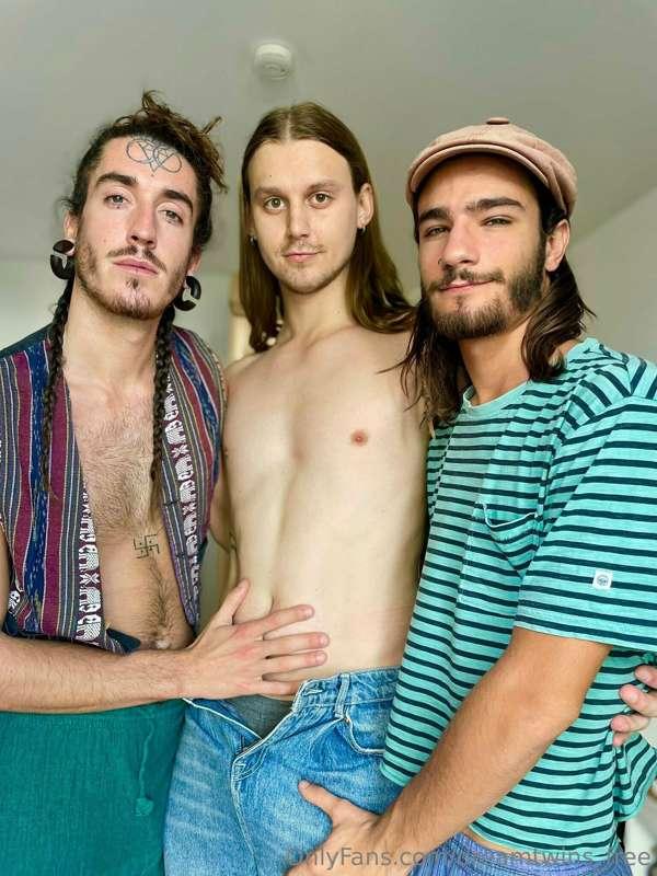 Who doesn't love a hot threesome? 
Watch the video we made t..