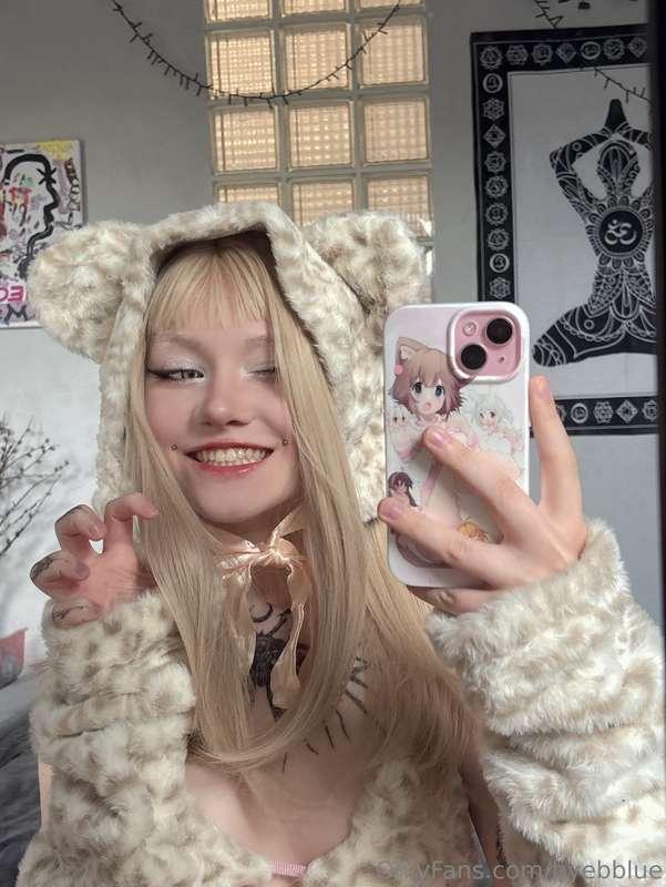 Rrrr… someone call the zoo, a wild cutie just escaped 😼