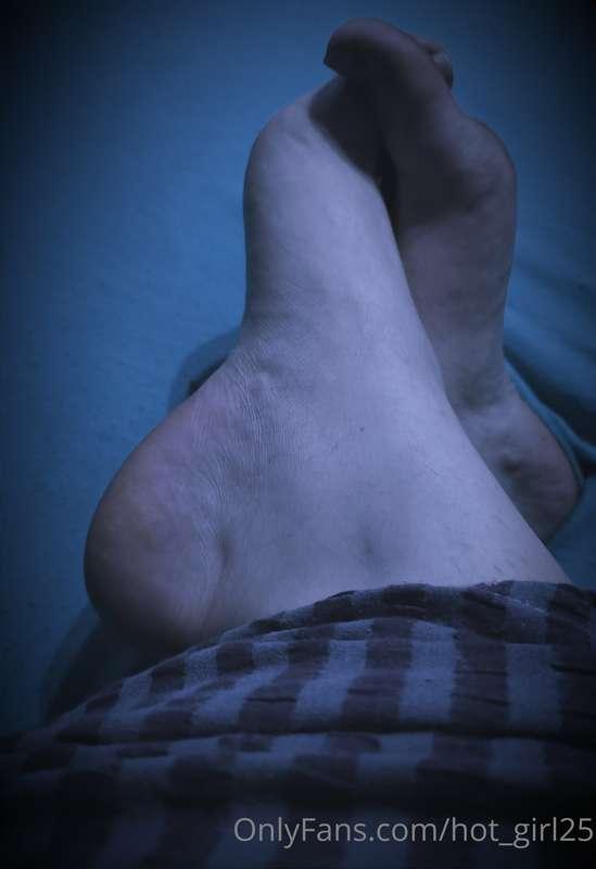 Foot love. 🤝💕