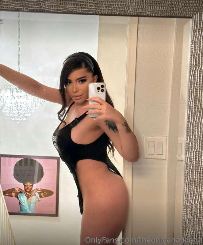 I know you’d bend me over right here… this grin’s just me th..