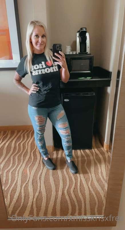 Who else loves hot moms!? ❤️