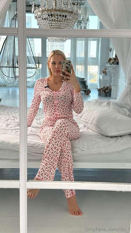 When even my pajamas look like the perfect morning outfit ☕️..