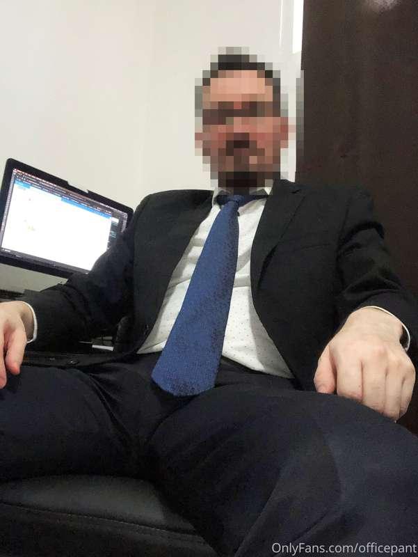 Caliente en la oficina. Ocupo que alguien venga a mamarme la..