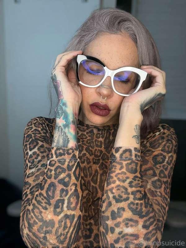 Do you like my new glasses? 