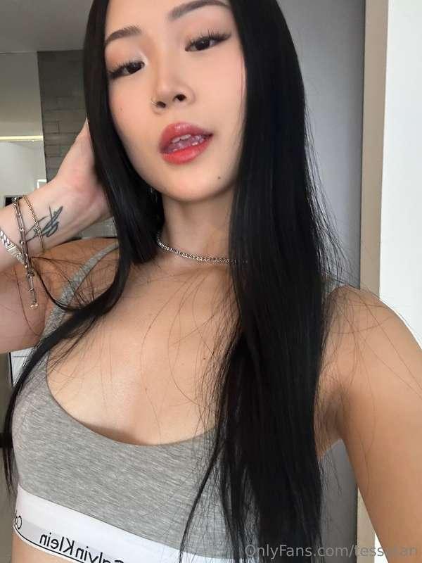 Good morning🥰 Woke up glowing… wanna help me stay warm? 💋