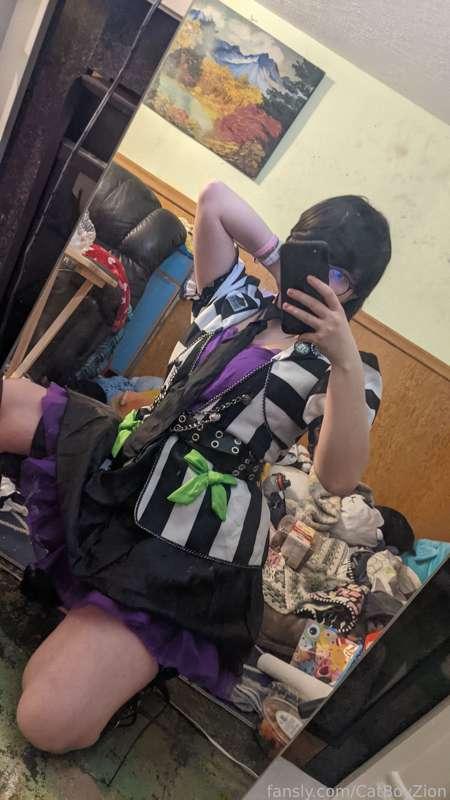 New Beetlejuice costume! My friend gave it to me since it didn't fit him 😌 can't decide what to do in this yet 
