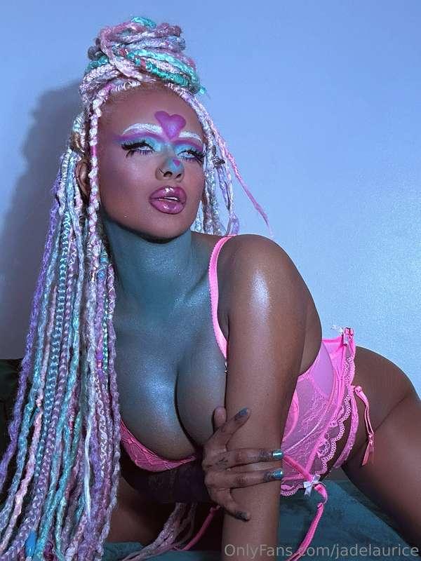 Your creative baddie.. always here at your service ☺️🩷