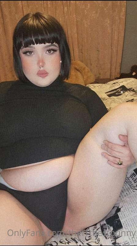 who wants to eat this pussy until im crying? :)