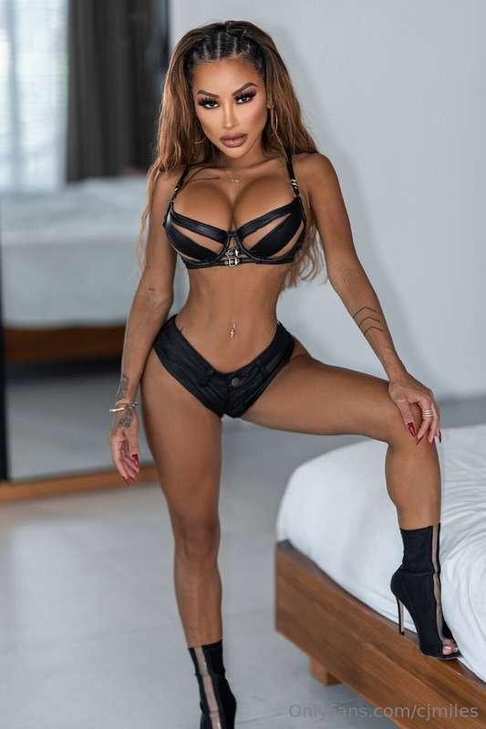 Keep scrollin if you can resist me 😏 bet u can’t 🔥