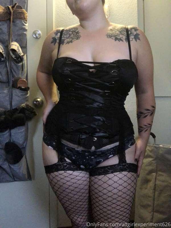 I got a new corset and tights and really wanna show them off..