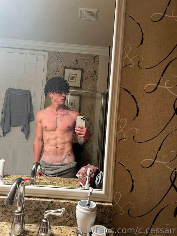 fresh out the hot steamy shower wish you could cum join me😌