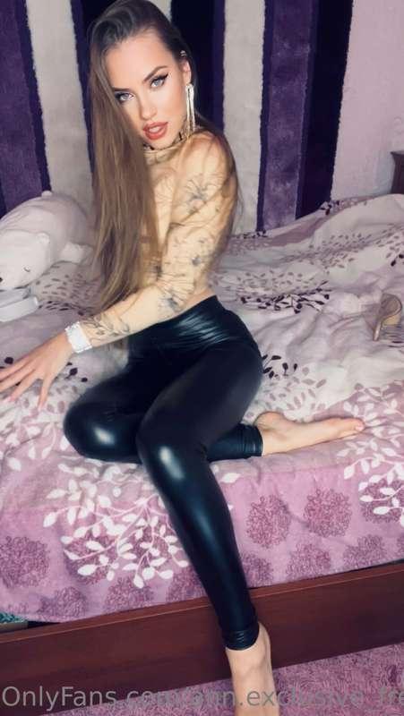 Video 7 minutes of sexy playing with my little kitty in a le..