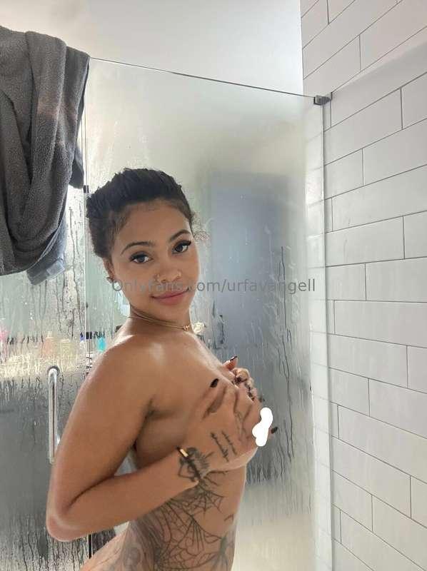 ON LIVE NOW COME SAY HI !! I’m friendly 😈😈Tip to stay ,10$ l..