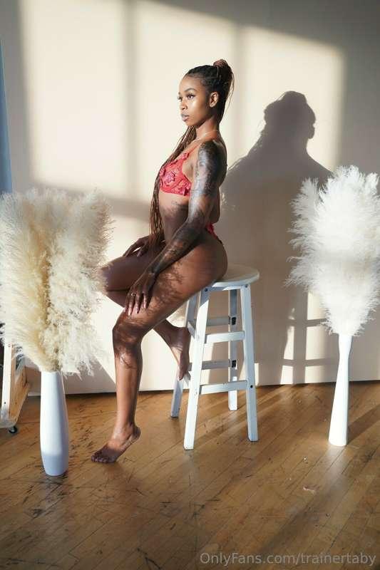 Looking out the window waiting for you to come home 😘