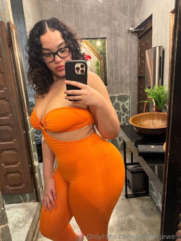 Grab me by the waist or watch me walk away 👅