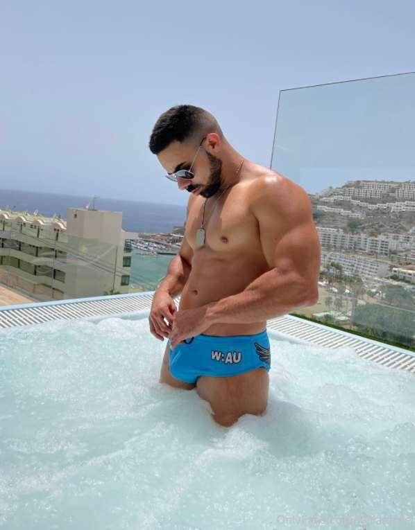 🇬🇧 Watch me jerk off in the pool and enjoy touching my whole..