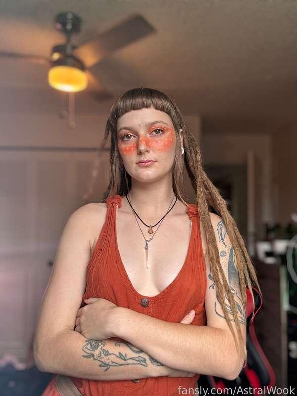 🧡🤗 Getting ready for my photo shoot I had to tease you guys a little with my perfect perky titties 😜



#dreadlocks #piercednipples #perkytits #allnatural #petite #tease 