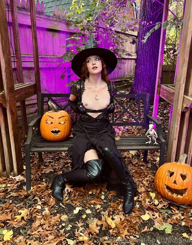 It’s officially Halloween 🥰🎃🧡