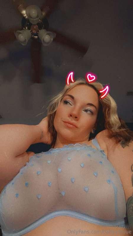 I’m live right now 💙💘 come join the fun