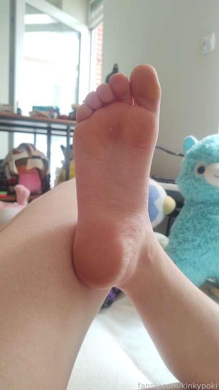 Potipieds 👣



#pokipwet #nsfw #nude #lewd #feet #footfetish #nakedfeet #toes #sole #feetfriday #petite #queer #lgbtqia #nonbinary #agender #femboy #egirl #brunette #hairy #hairyarmpits #fetish #kinky 