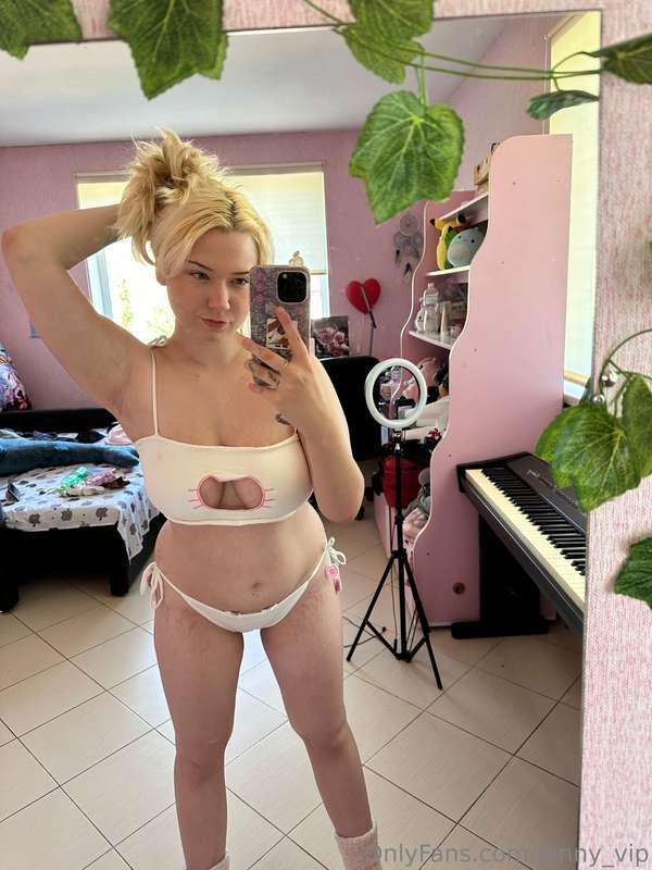 In this photo I gave a small room tour 😊