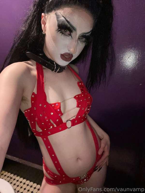 I bet you're DYING to see me out of this fit😘🥰💋