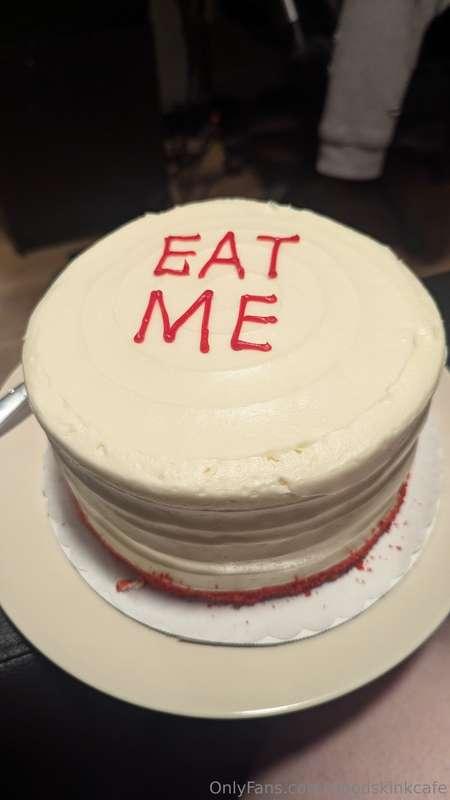 I ate a whole cake for my birthday 😋 I'm visiting with my pa..