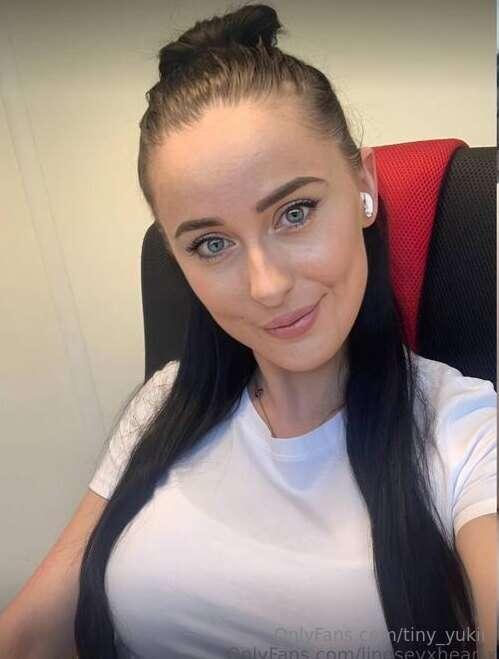 FREE NOW This cutie is online and horny!!! 🥵😈 @lindseyxheart..