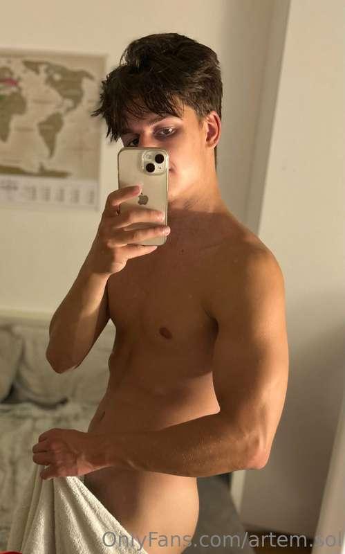 So wet after the shower👅
