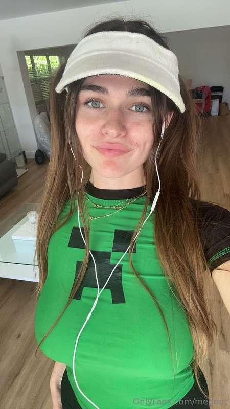 Sunday vibes 💚Headphones in, music on, and trying to stay pr..