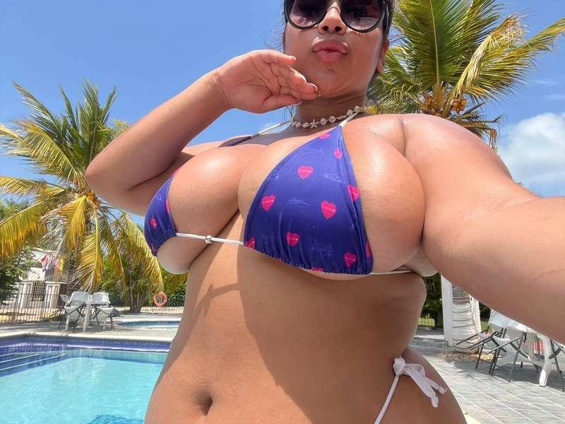 whenever I want to feel sexy or hot I just look at this phot..