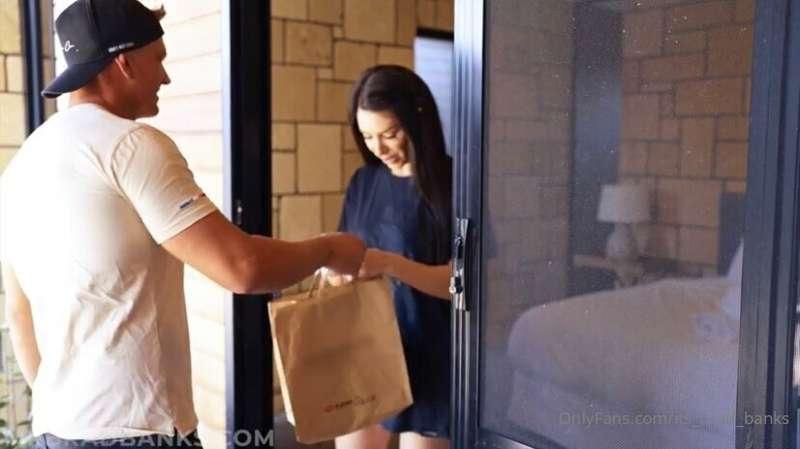 DELIVERY GUY I dropped off a food order for @missbellamareex..