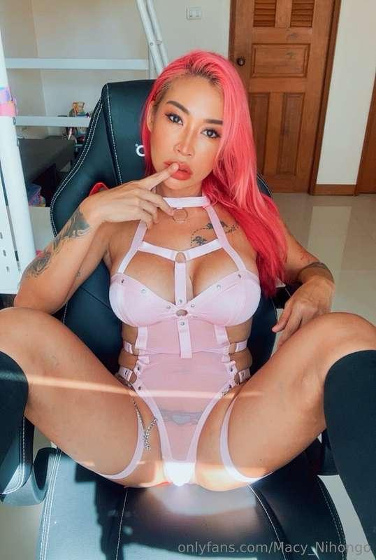 How do you want me to touch you?👅
