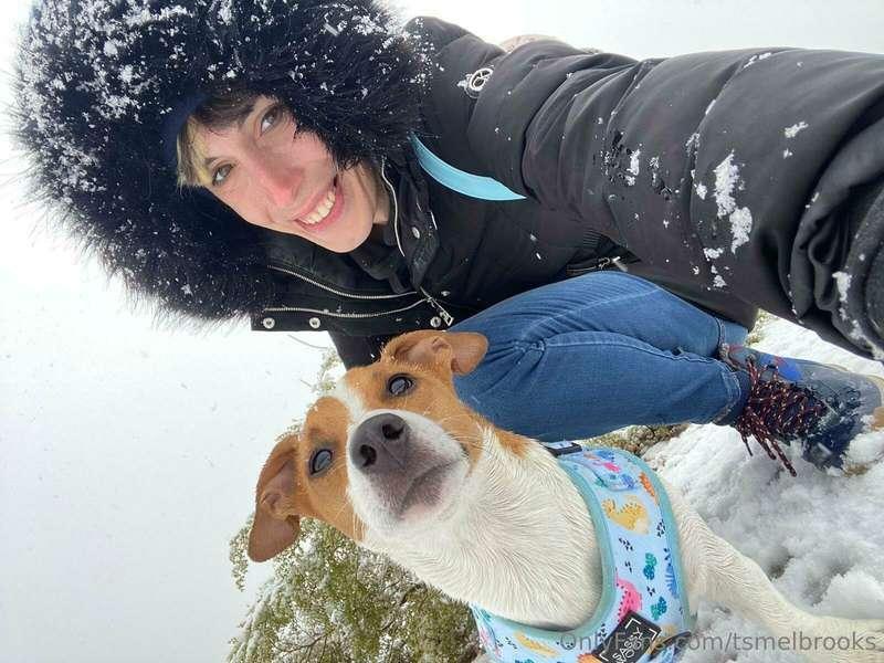 Snowing in Vegas today, come keep me warm 🥰