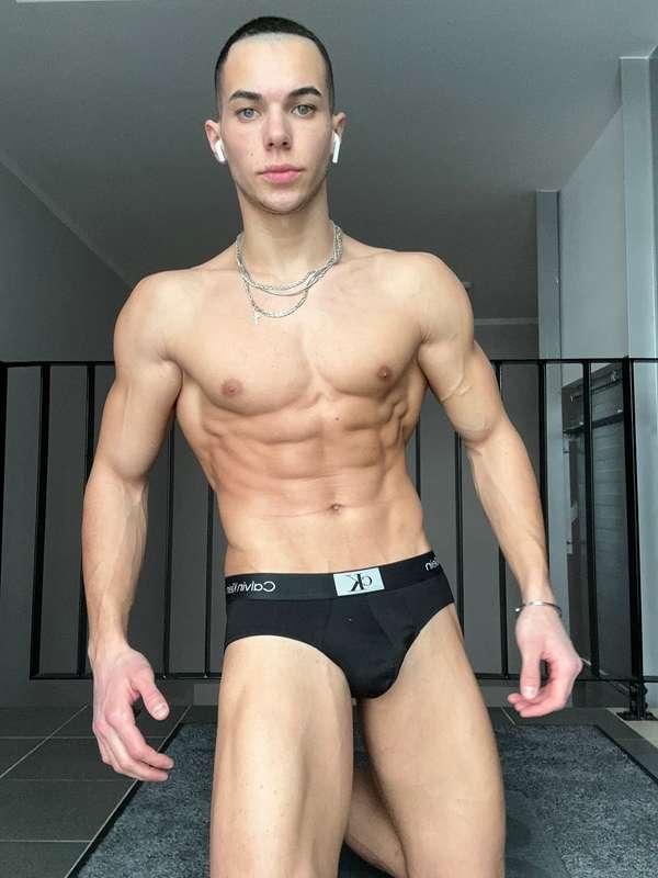 Would you lick my abs 😋💦