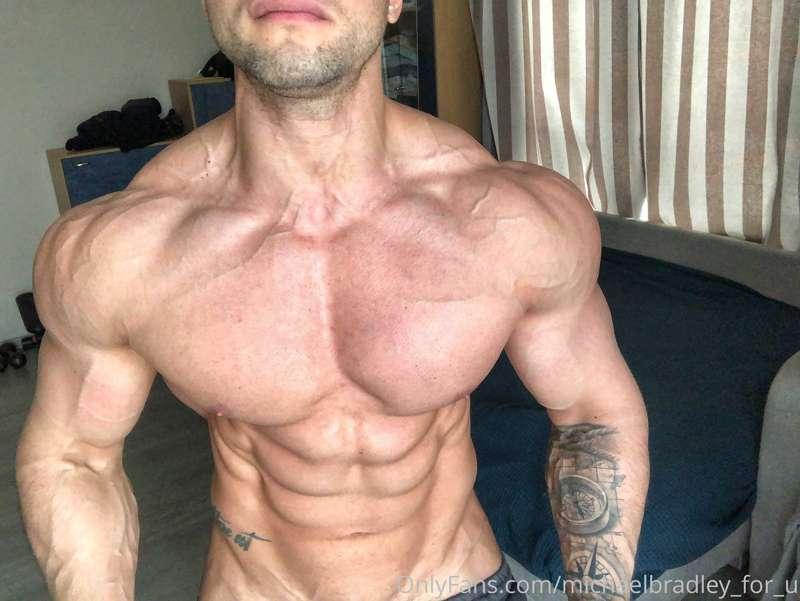 Flex show Rip a t-shirt💪⭐️. Hello guys!! i watch a lot of pe..
