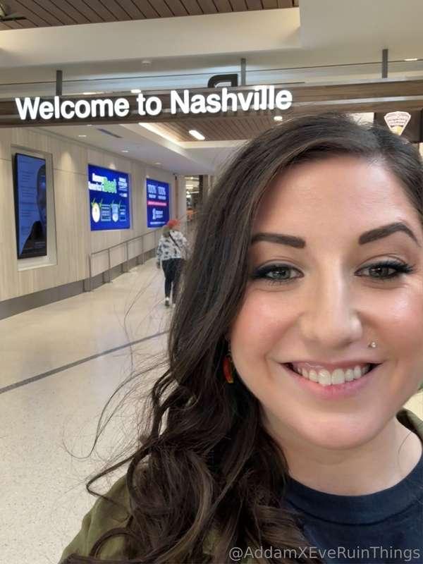 Photo dump from the first night in Nashville! I went to a ho..