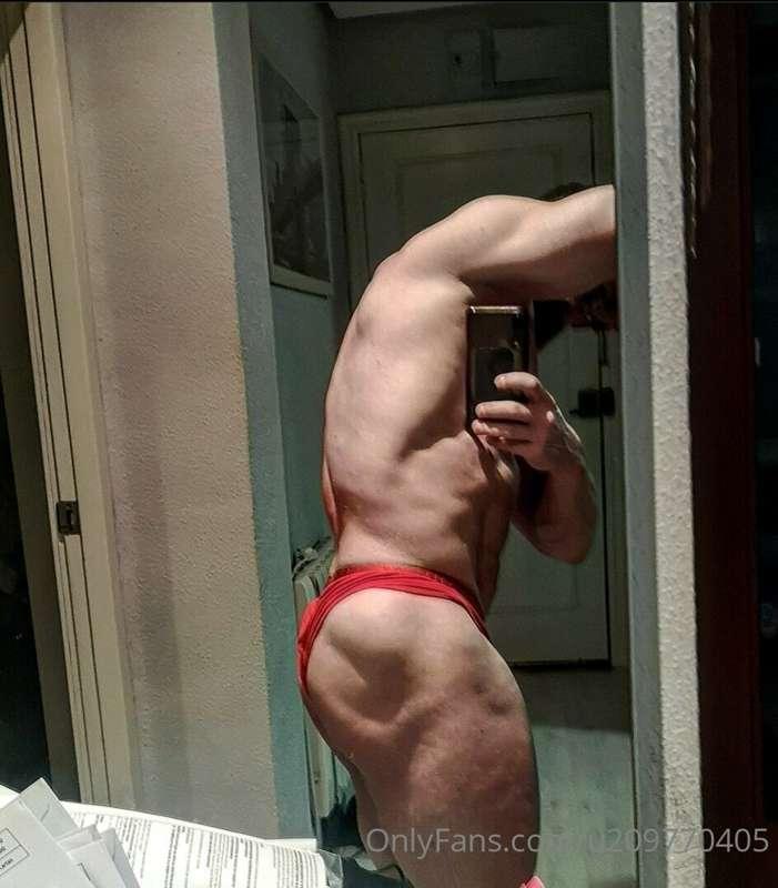 Let's get them glutes cut 😏
Vamos a rajar más ese gluteo 😏
