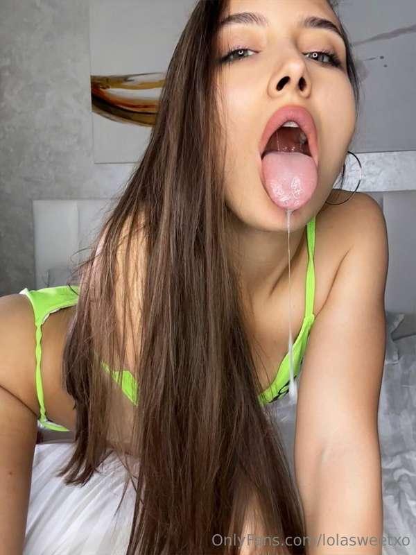 @piperpinkstar knows exactly how to make you cum! Deepthroat..