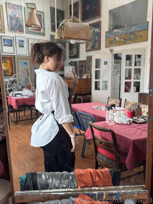 🎨 Who said artists can't be sexy?White shirt, mountain on th..