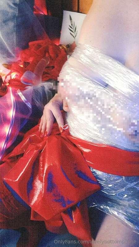 the huge red bow wrapped around my waist, it's soft and feel..