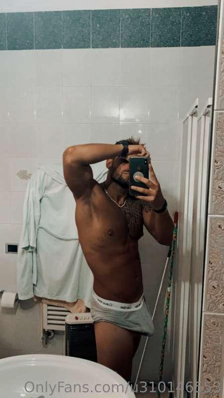 Donate e mi tiro giù le mutande e mando tutto in chat.
Donat..