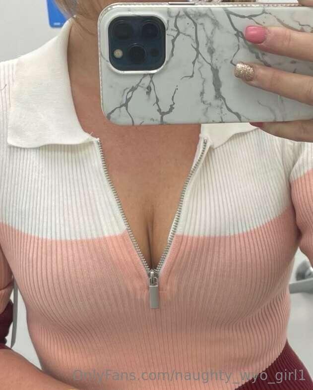 Baby it’s cold outside ❄️ 
Here’s some sweater tits for you!
