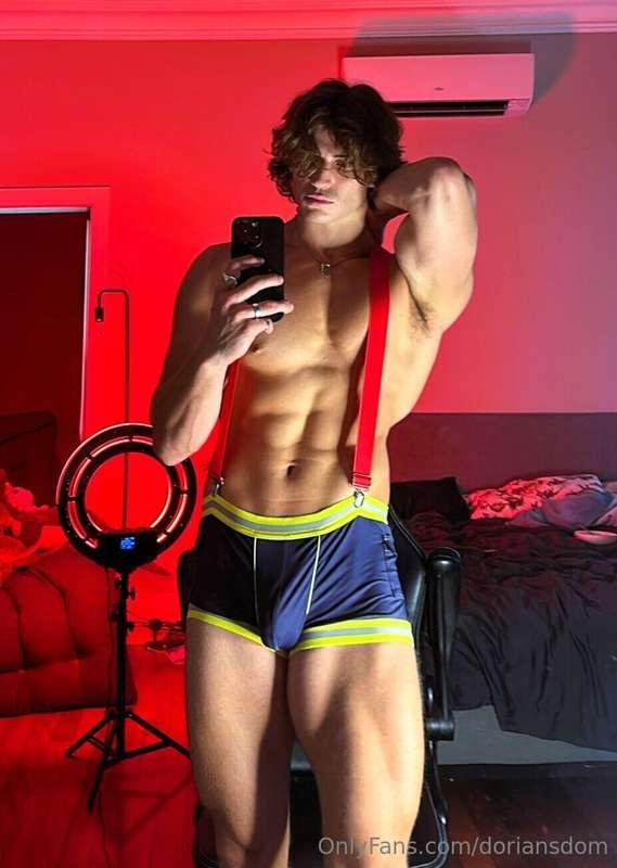 Mirror on, jumper boxer low, abs cut, bicep flexed can you h..