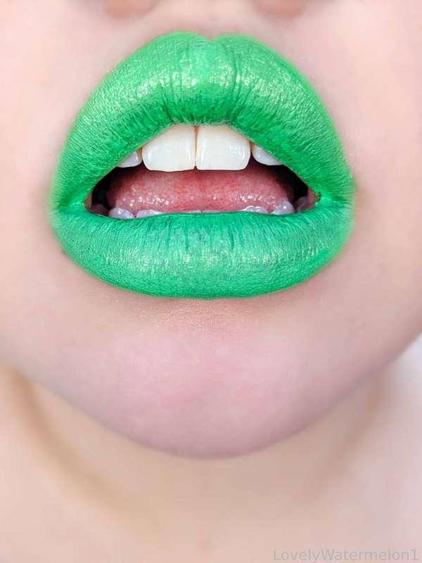 Here's today's custom color! 😄💚 A super vibrant green that honestly stained my lips like mad! Haha so fun. 

#FYP #LipstickFetish #MouthFetish #UpClose #Lips #Lipstick #LipGloss #Kissmark